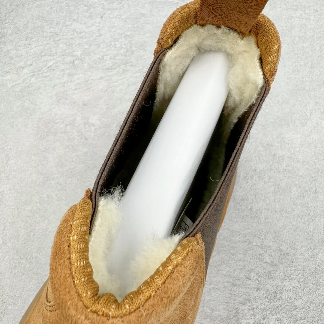 Pick up locally 💰640 UGG 2050 Chelsea men's autumn and winter sheepskin and fur integrated snow boots. All shoes are made from the same factory as ZP. Longfeng A-grade Australian imported sheepskin and fur integrated men's boots. Brand OEM production line. Fully follow the ZP process. Original pattern maker of the OEM. Adhering to the principle of no original shoes and no development selection. Pay attention to every detail. The most authentic version on the market. TREADLITE "Light Wing" technology outsole. Lightweight/durable/flexible/pile size: 40 41 42 43 44 45 Coding: by3936050